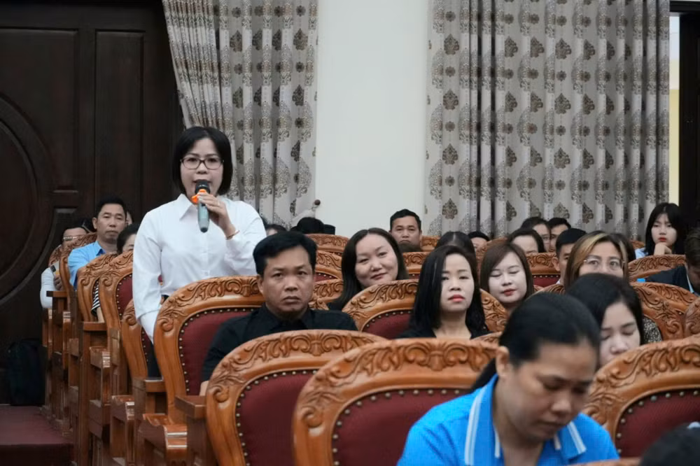 Đại diện Công ty TNHH Compal (Việt Nam) phát biểu ý kiến. Đại diện Công ty TNHH Compal (Việt Nam) phát biểu ý kiến.