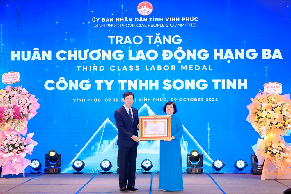Bí thư Tỉnh ủy Dương Văn An trao Huân chương Lao động hạng Ba tặng Công ty trách nhiệm hữu hạn Song Tinh.