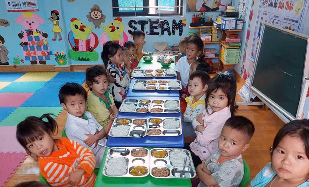 Các em học sinh điểm trường Khuổi Trang, xã Xuân Lập, huyện Lâm Bình dùng bữa cơm trưa theo dự án “Tiếp bước đến trường”.