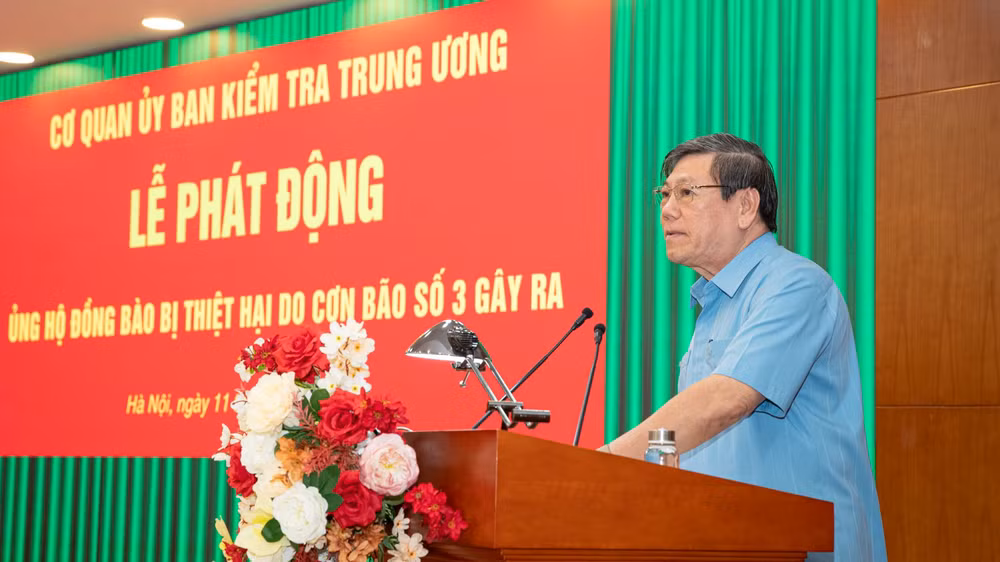 Đồng chí Trần Văn Rón phát động đợt quyên góp. (Ảnh: Sơn Tùng)