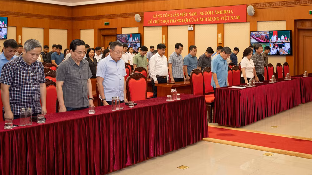 Cán bộ, công chức, viên chức Cơ quan Ủy ban Kiểm tra Trung ương tưởng niệm chiến sĩ và nhân dân bị thiệt mạng trong thiên tai. (Ảnh: Sơn Tùng)