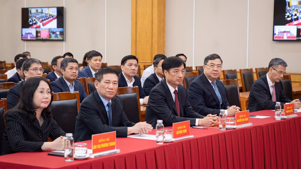 Các đồng chí dự hội nghị công bố Quyết định của Ban Bí thư. (Ảnh: SƠN TÙNG) Các đồng chí dự hội nghị công bố Quyết định của Ban Bí thư. (Ảnh: SƠN TÙNG)