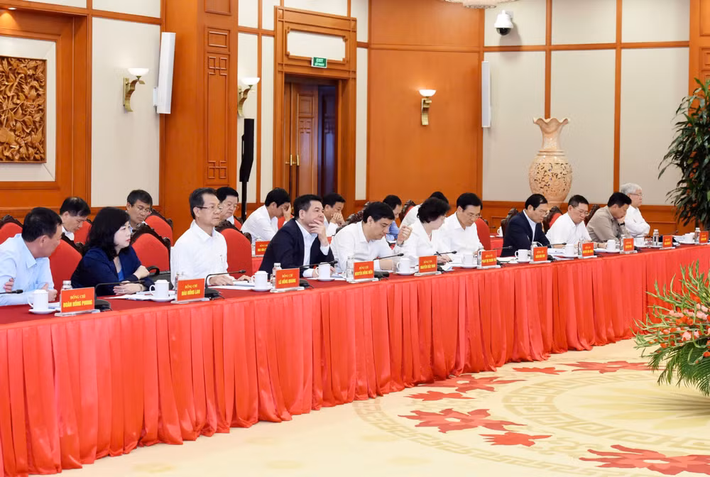 Các đồng chí thành viên Tiểu ban Kinh tế-xã hội dự cuộc họp. (Ảnh: Trần Hải) Các đồng chí thành viên Tiểu ban Kinh tế-xã hội dự cuộc họp. (Ảnh: Trần Hải)