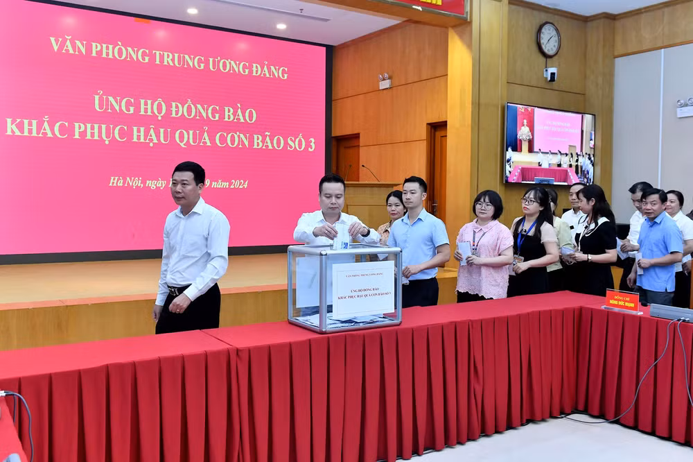 Các bộ, công chức, viên chức Văn phòng Trung ương Đảng hưởng ứng đợt quyên góp. (Ảnh: ĐĂNG KHOA) Các bộ, công chức, viên chức Văn phòng Trung ương Đảng hưởng ứng đợt quyên góp. (Ảnh: ĐĂNG KHOA)