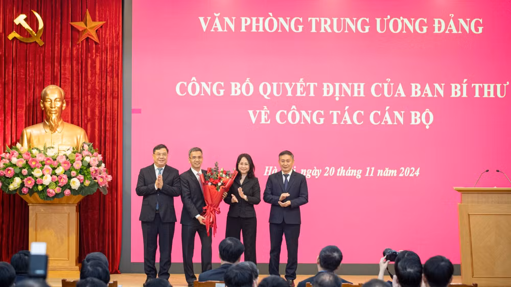 Lãnh đạo Văn phòng Trung ương Đảng tặng hoa chúc mừng đồng chí Võ Thành Hưng. (Ảnh: SƠN TÙNG) Lãnh đạo Văn phòng Trung ương Đảng tặng hoa chúc mừng đồng chí Võ Thành Hưng. (Ảnh: SƠN TÙNG)