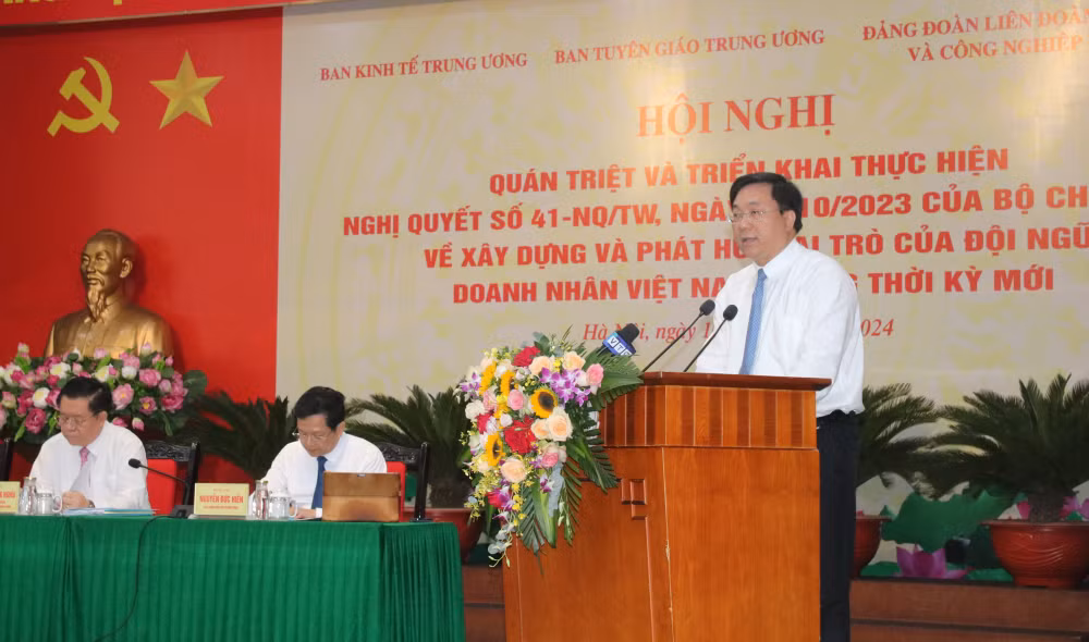 Thứ trưởng Kế hoạch và Đầu tư Trần Duy Đông báo cáo Chương trình hành động của Chính phủ.