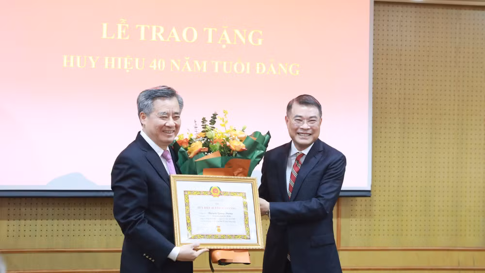 Đồng chí Lê Minh Hưng trao tặng Huy hiệu 40 năm tuổi đảng và chúc mừng đồng chí Nguyễn Quang Dương.