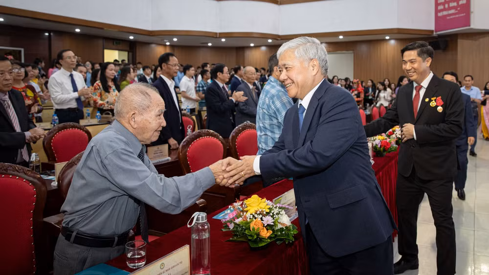 Đồng chí Đỗ Văn Chiến chúc mừng các thế hệ thày cô giáo của Học viện. (Ảnh: SƠN TÙNG) Đồng chí Đỗ Văn Chiến chúc mừng các thế hệ thày cô giáo của Học viện. (Ảnh: SƠN TÙNG)