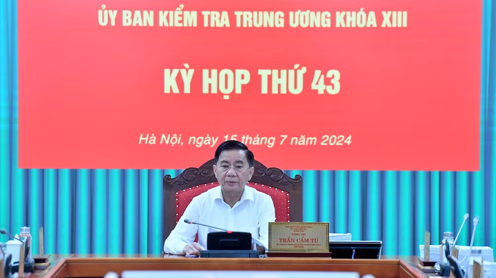 Đồng chí Trần Cẩm Tú, Ủy viên Bộ Chính trị, Bí thư Trung ương Đảng, Chủ nhiệm Ủy ban Kiểm tra Trung ương chủ trì Kỳ họp thứ 43. 