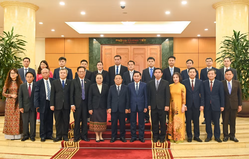 Chủ nhiệm Ủy ban Kiểm tra Trung ương Trần Cẩm Tú và Chủ nhiệm Ban Kiểm tra Trung ương Lào Khamphan Phommathat và các đại biểu . (Ảnh: DUY LINH) Chủ nhiệm Ủy ban Kiểm tra Trung ương Trần Cẩm Tú và Chủ nhiệm Ban Kiểm tra Trung ương Lào Khamphan Phommathat và các đại biểu . (Ảnh: DUY LINH)