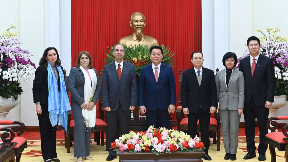 Đồng chí Nguyễn Trọng Nghĩa và Đại sứ Rogelio Polanco Fuentes cùng các thành viên Đại sứ quán Cuba tại Việt Nam . (Ảnh: THẾ ĐẠI)