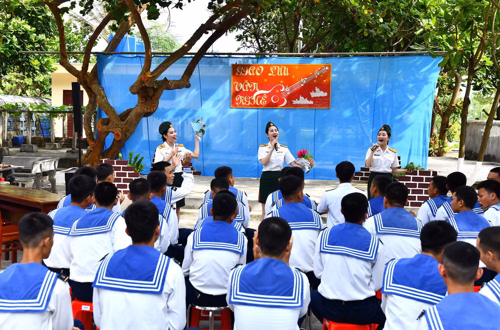 Giao lưu văn nghệ với các chiến sĩ trẻ trên đảo Song Tử Tây. (Ảnh: Đăng Khoa) Giao lưu văn nghệ với các chiến sĩ trẻ trên đảo Song Tử Tây. (Ảnh: Đăng Khoa)