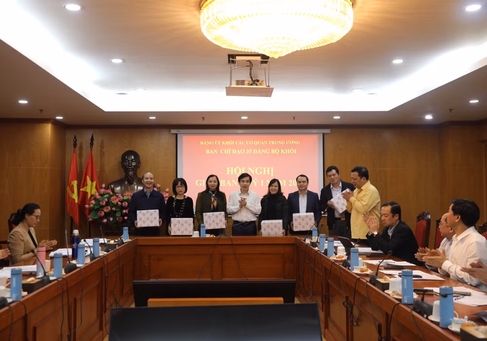Trưởng Ban Chỉ đạo 35 Đảng bộ Khối Nguyễn Quang Trường trao quà cảm ơn các đồng chí thôi tham gia Tổ thư ký Ban Chỉ đạo 35 Đảng bộ Khối.