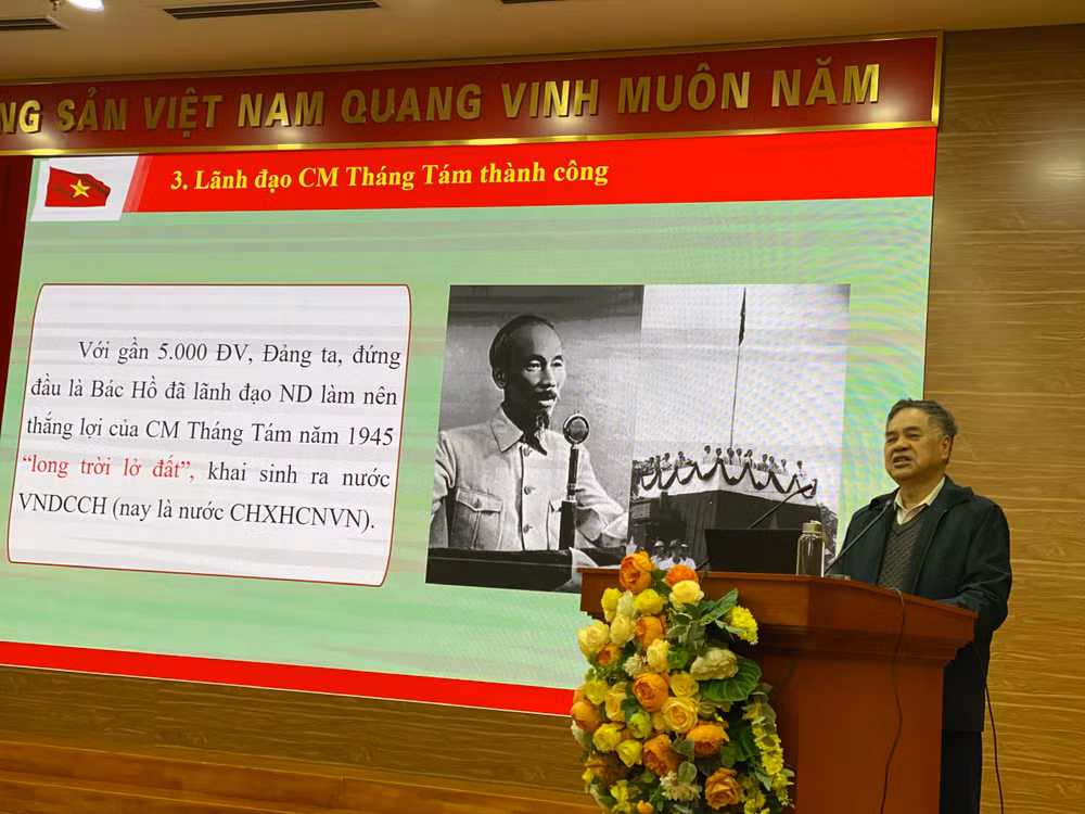PGS.TS Nguyễn Viết Thông truyền đạt chuyên đề về học tập, làm theo tư tưởng, đạo đức, phong cách Hồ Chí Minh. PGS.TS Nguyễn Viết Thông truyền đạt chuyên đề về học tập, làm theo tư tưởng, đạo đức, phong cách Hồ Chí Minh.