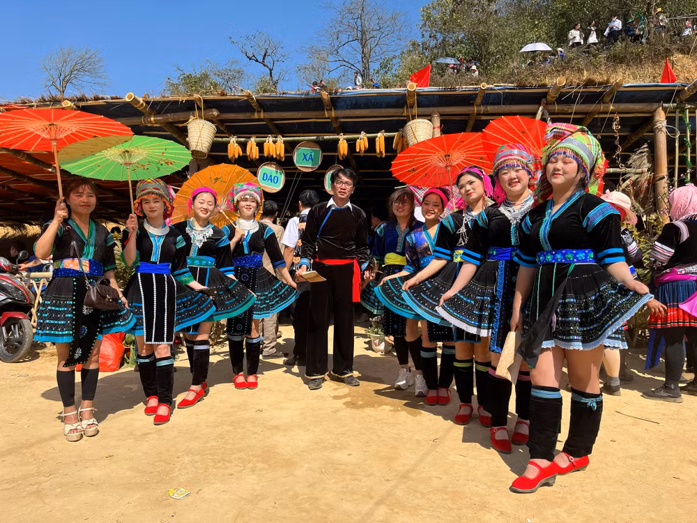 Các cô gái dân tộc Mông với gian trưng bày của xã Dào San.