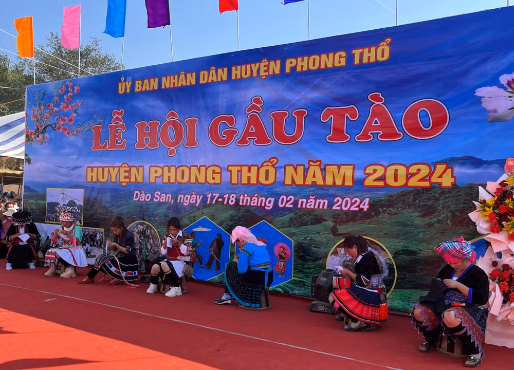 Các cô gái tham gia phần thi thêu hoa văn truyền thống.