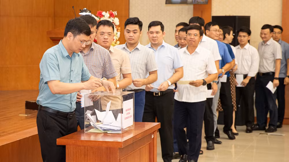Mỗi người ủng hộ ít nhất một ngày lương chia sẻ khó khăn với đồng bào vùng bão lũ. (Ảnh: Sơn Tùng)