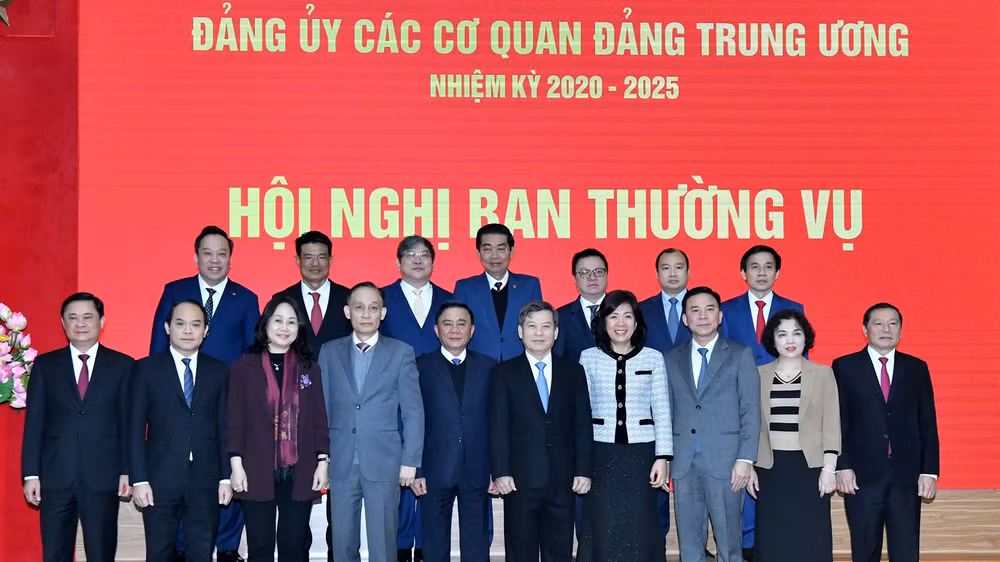 Ban Thường vụ gồm 17 đồng chí. (Ảnh: Đăng Khoa) Ban Thường vụ gồm 17 đồng chí. (Ảnh: Đăng Khoa)