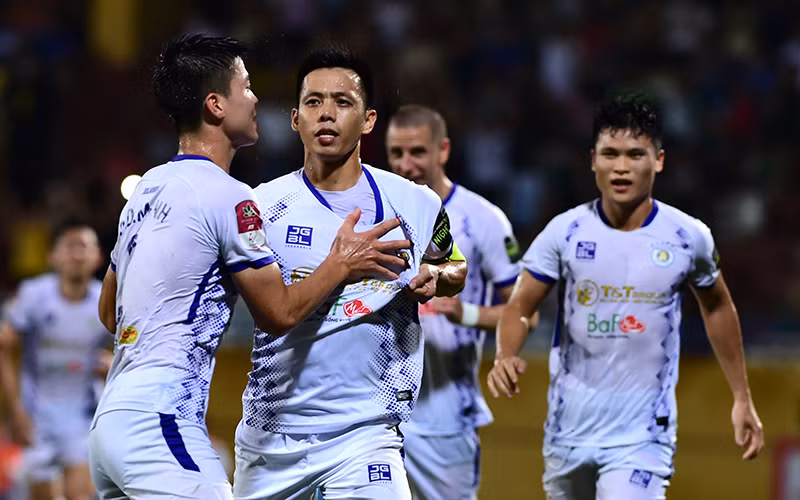 Niềm vui của Văn Quyết khi ghi bàn thắng nâng tỷ số 2-1 cho Hà Nội FC. (Ảnh THANH HẢI)