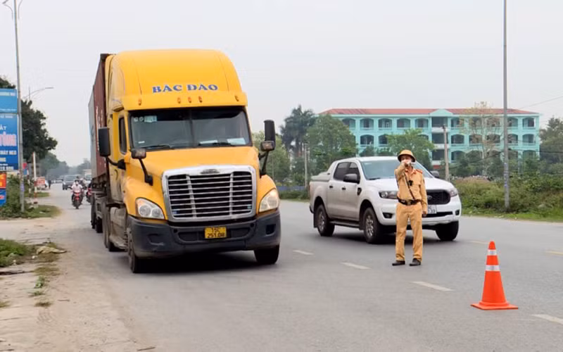 Cảnh sát giao thông Bắc Ninh kiểm tra phương tiện giao thông. Cảnh sát giao thông Bắc Ninh kiểm tra phương tiện giao thông.