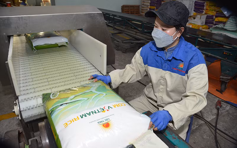 Dây chuyền sản xuất gạo "Cơm ViệtNam Rice" xuất khẩu.