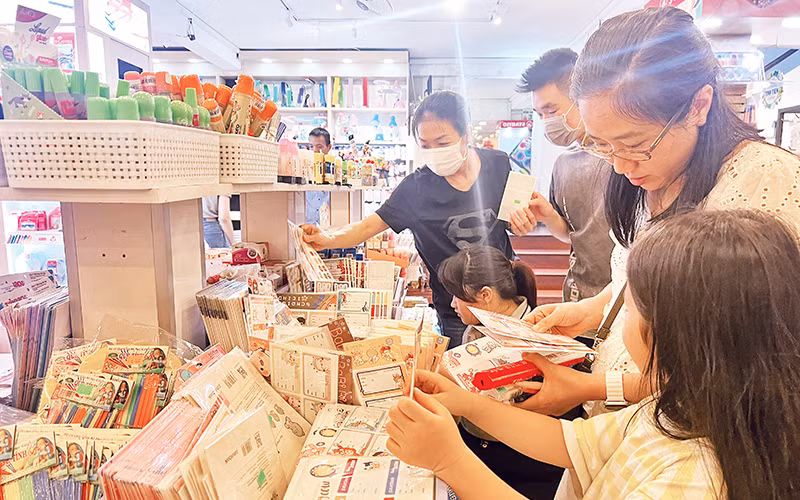 Người dân lựa chọn đồ dùng học tập cho năm học mới.