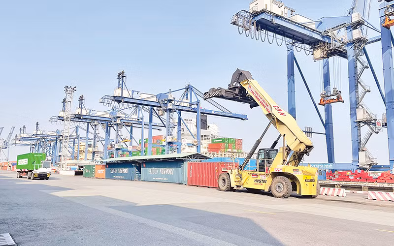 Vận chuyển hàng hóa nhập khẩu tại Cảng Cát Lái (thành phố Thủ Đức).