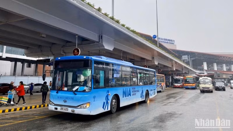 Xe buýt nối chuyến miễn phí tại Cảng Hàng không quốc tế Nội Bài.