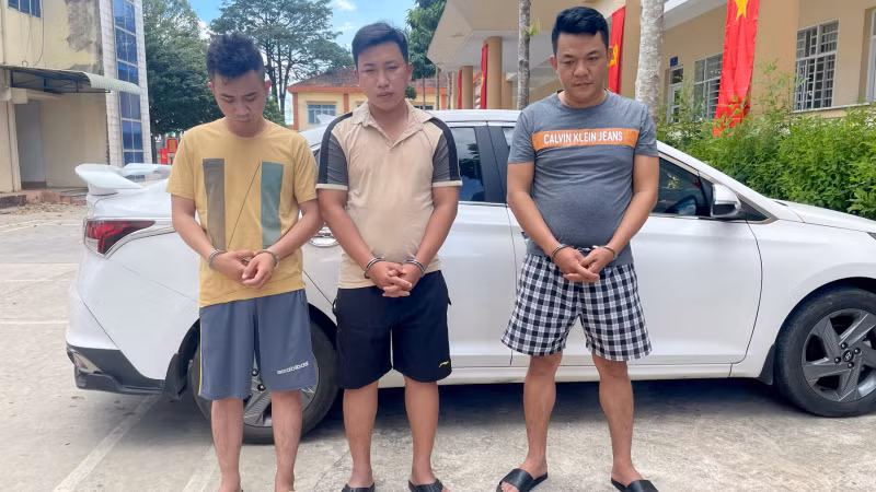 3 đối tượng Nghĩa, Hiếu, Chung (từ phải qua trái) tại cơ quan điều tra.
