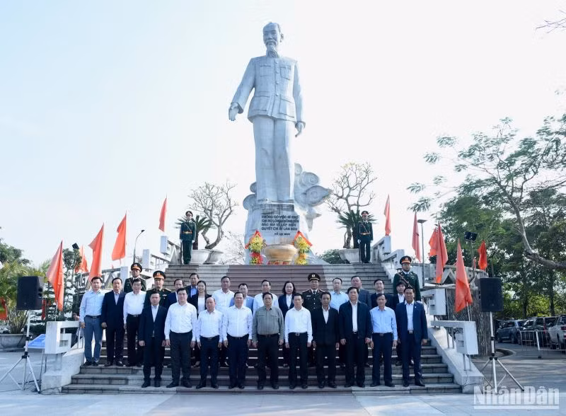 Thủ tướng Phạm Minh Chính cùng các đồng chí lãnh đạo chụp ảnh lưu niệm trước Tượng đài Chủ tịch Hồ Chí Minh. Thủ tướng Phạm Minh Chính cùng các đồng chí lãnh đạo chụp ảnh lưu niệm trước Tượng đài Chủ tịch Hồ Chí Minh.