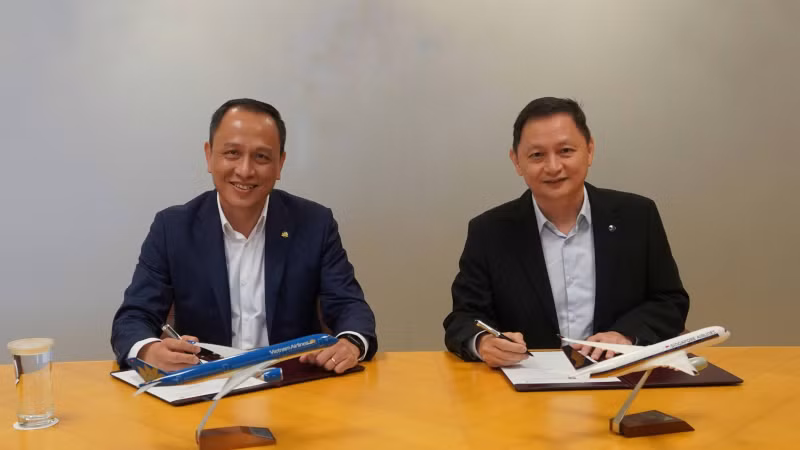 Đại diện Vietnam Airlines và Singapore Airlines ký thỏa thuận hợp tác song phương.