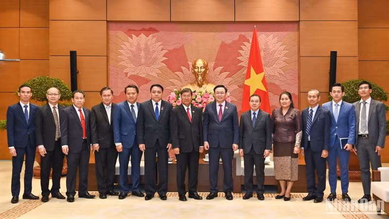 Chủ tịch Quốc hội Vương Đình Huệ và Phó Chủ tịch Quốc hội Lào Khambay Damlath cùng các đại biểu tại buổi tiếp. (Ảnh: Duy Linh)