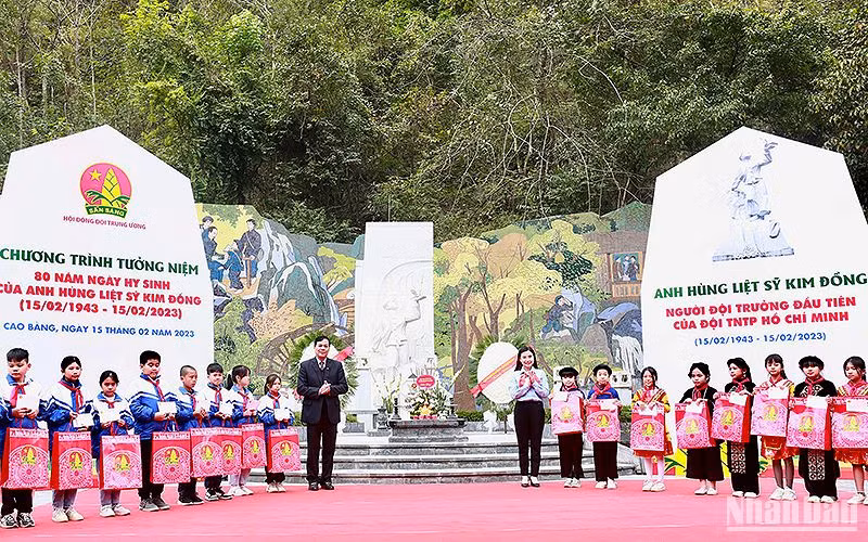 Các đồng chí đại diện Trung ương Đoàn, Hội đồng Đội Trung ương và Tỉnh ủy Cao Bằng trao quà tặng đội viên, thiếu nhi tiêu biểu của địa phương.