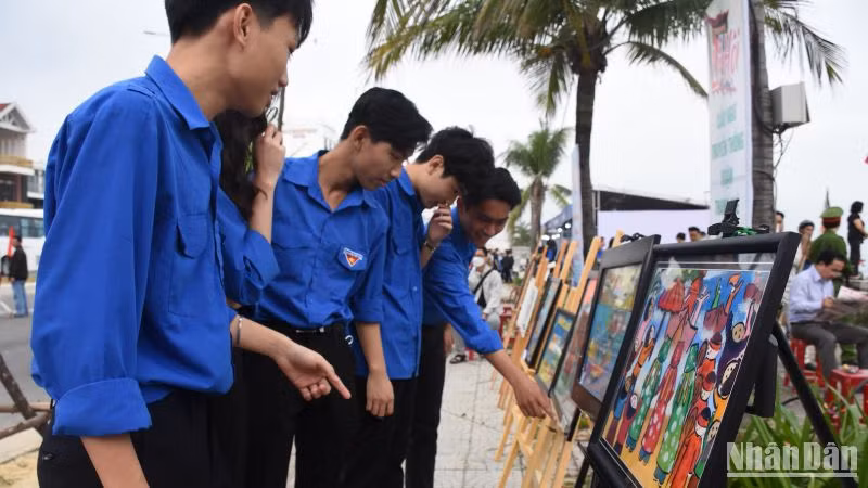 Tuổi trẻ quận Thanh Khê tìm hiểu về chủ quyền biển đảo Việt Nam tại Lễ hội. Tuổi trẻ quận Thanh Khê tìm hiểu về chủ quyền biển đảo Việt Nam tại Lễ hội.