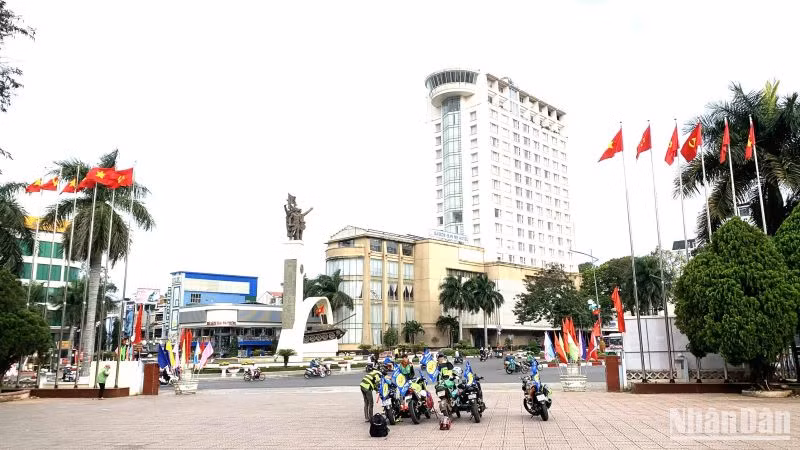 Khu vực Ngã 6 trung tâm thành phố Buôn Ma Thuột, một trong những điểm thu hút đông đảo khách khu lịch khi đến với Đắk Lắk. Khu vực Ngã 6 trung tâm thành phố Buôn Ma Thuột, một trong những điểm thu hút đông đảo khách khu lịch khi đến với Đắk Lắk.