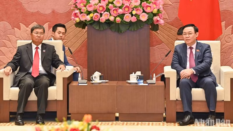 Chủ tịch Quốc hội Vương Đình Huệ phát biểu tại buổi tiếp Phó Chủ tịch Quốc hội Lào Khambay Damlath. (Ảnh: Duy Linh)