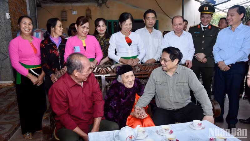 Thủ tướng Phạm Minh Chính thăm Mẹ Việt Nam Anh hùng Nguyễn Thị Chố trên địa bàn xóm Máy, xã Hòa Bình, thành phố Hòa Bình. Thủ tướng Phạm Minh Chính thăm Mẹ Việt Nam Anh hùng Nguyễn Thị Chố trên địa bàn xóm Máy, xã Hòa Bình, thành phố Hòa Bình.