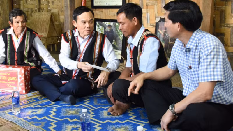 Phó Thủ tướng Chính phủ Trần Lưu Quang (thứ 3 từ phải sang) đến thăm và làm việc tại làng Đê Kjêng, xã Ayun, huyện Mang Yang. Phó Thủ tướng Chính phủ Trần Lưu Quang (thứ 3 từ phải sang) đến thăm và làm việc tại làng Đê Kjêng, xã Ayun, huyện Mang Yang.