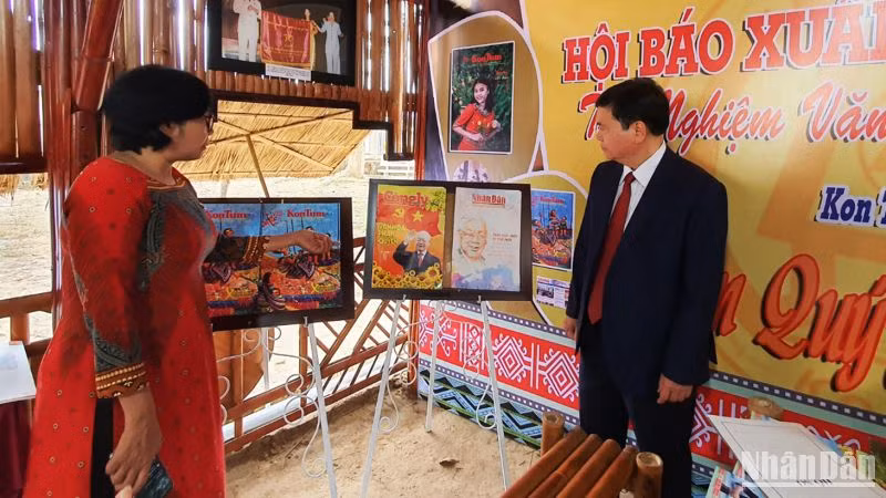 Nhà báo Ngọc Mẫn, Phó Chủ tịch Hội Nhà báo tỉnh Kon Tum giới thiệu ấn phẩm Xuân Quý Mão 2023 của Báo Nhân Dân đến đồng chí Nguyễn Hữu Tháp, Phó Chủ tịch Ủy ban nhân dân tỉnh Kon Tum.