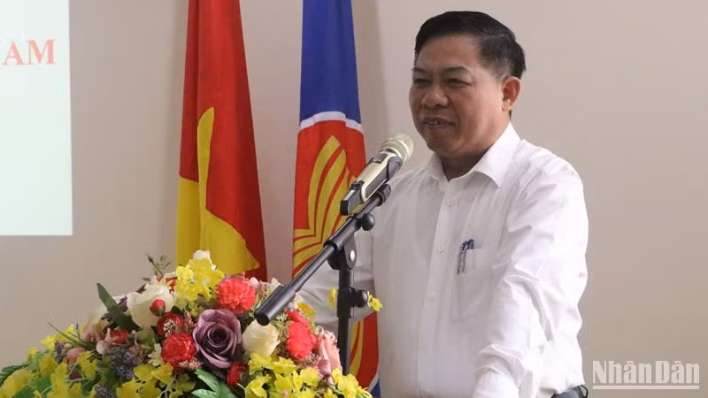 Đại sứ Nguyễn Huy Tăng phát biểu ý kiến tại hội nghị.