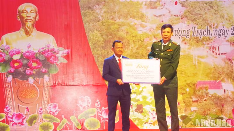 Bộ đội Biên phòng Quảng Bình trao tiền hỗ trợ sửa chữa trường học cho xã Thượng Trạch.