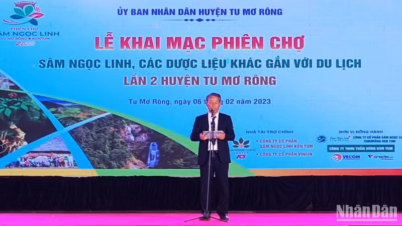 Chủ tịch Ủy ban nhân dân huyện Tu Mơ Rông Võ Trung Mạnh phát biểu tại Lễ khai mạc phiên chợ. Chủ tịch Ủy ban nhân dân huyện Tu Mơ Rông Võ Trung Mạnh phát biểu tại Lễ khai mạc phiên chợ.