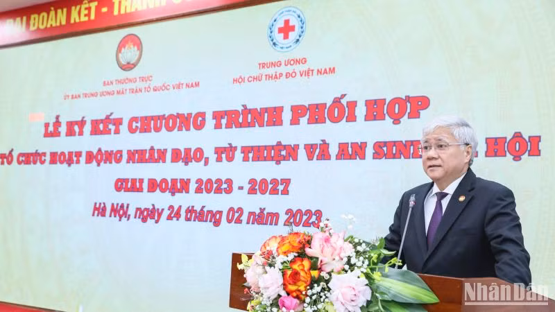 Chủ tịch Ủy ban Trung ương Mặt trận Tổ quốc Việt Nam Đỗ Văn Chiến phát biểu. Chủ tịch Ủy ban Trung ương Mặt trận Tổ quốc Việt Nam Đỗ Văn Chiến phát biểu.