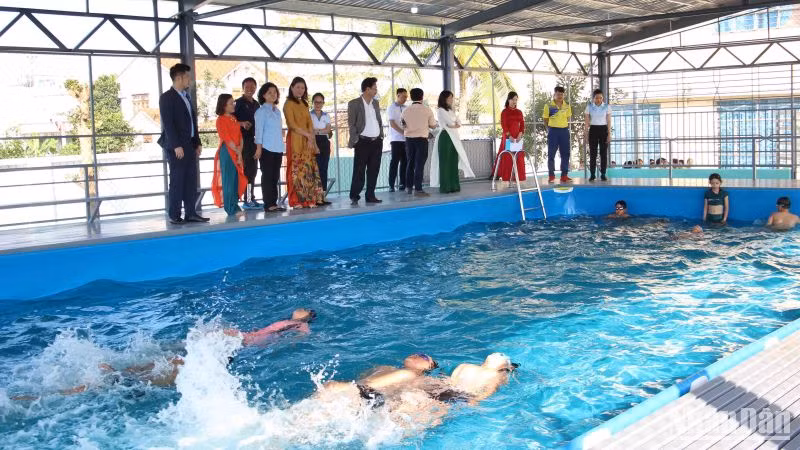 Các em học sinh bơi lội tại bể bơi mới.