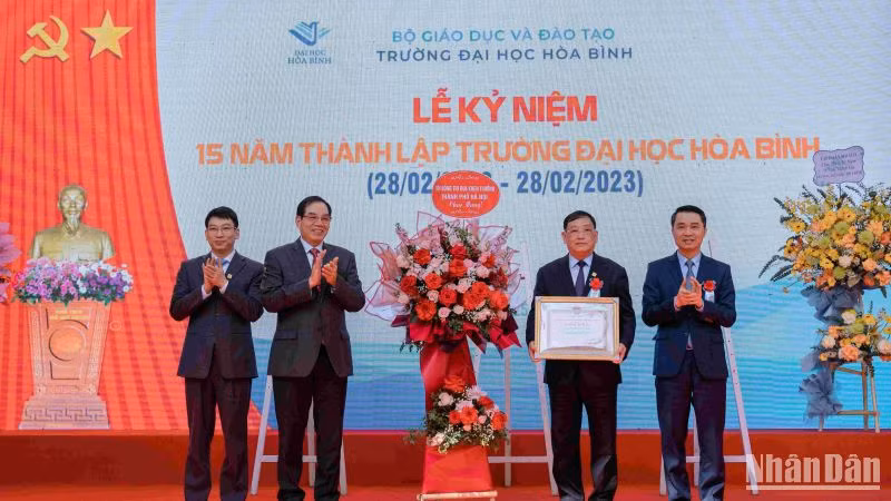 Lãnh đạo Trường đại học Hòa Bình đón nhận Bằng khen của Chủ tịch UBND Thành phố Hà Nội.