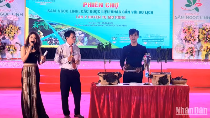 Anh Nguỵ Hoàng Tây (bên phải) đến từ Quảng Nam đã đấu giá thành công củ sâm Ngọc Linh giải Nhất với giá 250 triệu đồng. Anh Nguỵ Hoàng Tây (bên phải) đến từ Quảng Nam đã đấu giá thành công củ sâm Ngọc Linh giải Nhất với giá 250 triệu đồng.