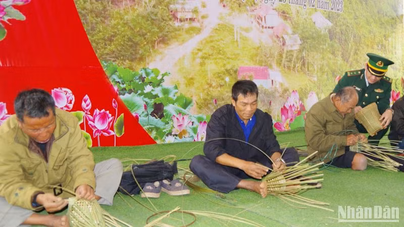 Hội thi đan mây, tre - nghề truyền thống của đồng bào Ma Coong. Hội thi đan mây, tre - nghề truyền thống của đồng bào Ma Coong.