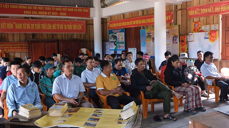 Người dân vùng động đất huyện Kon Plông (Kon Tum) nghe tập huấn ứng phó động đất.