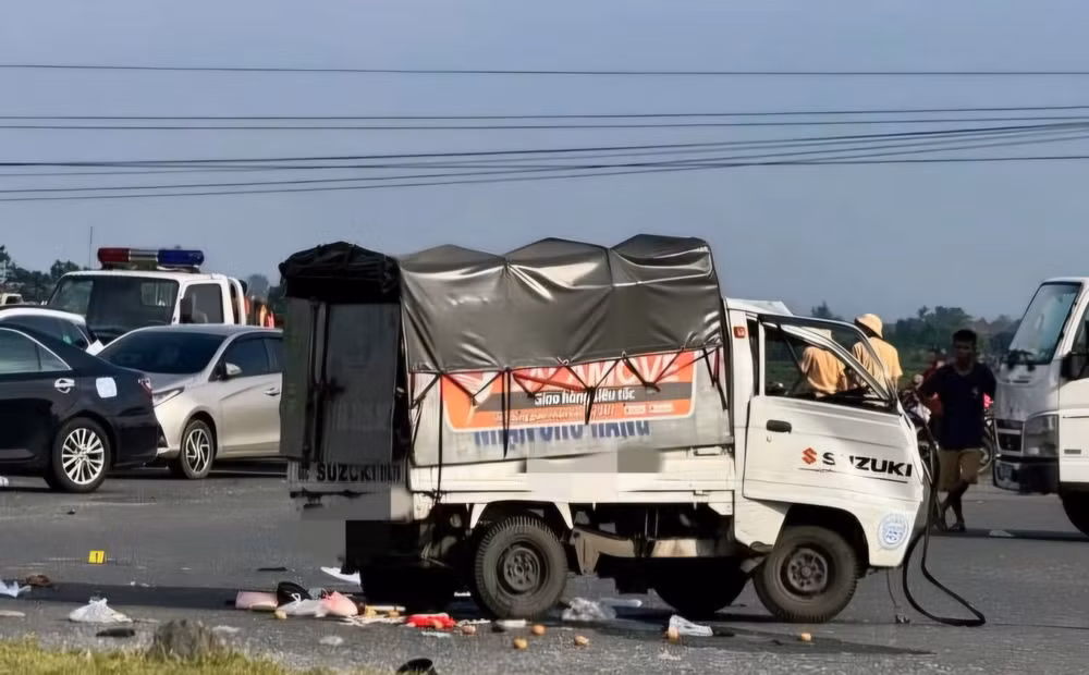 Xe tải móp méo sau vụ va chạm. Xe tải móp méo sau vụ va chạm.