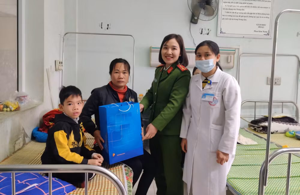 Tặng quà cho bệnh nhân điều trị tại Trung tâm Y tế huyện Sông Lô. Tặng quà cho bệnh nhân điều trị tại Trung tâm Y tế huyện Sông Lô.